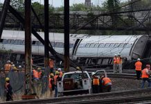 Reportan cinco muertos en casa aplastada por tren descarrilado en México