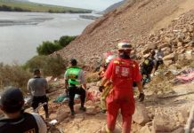 Perú: Aumenta a más de 40 la cifra de muertos por caída de autobús en barranco policia de peru