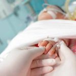 Colombia permitirá eutanasia a niños con enfermedades terminales bebe en camilla de hospital