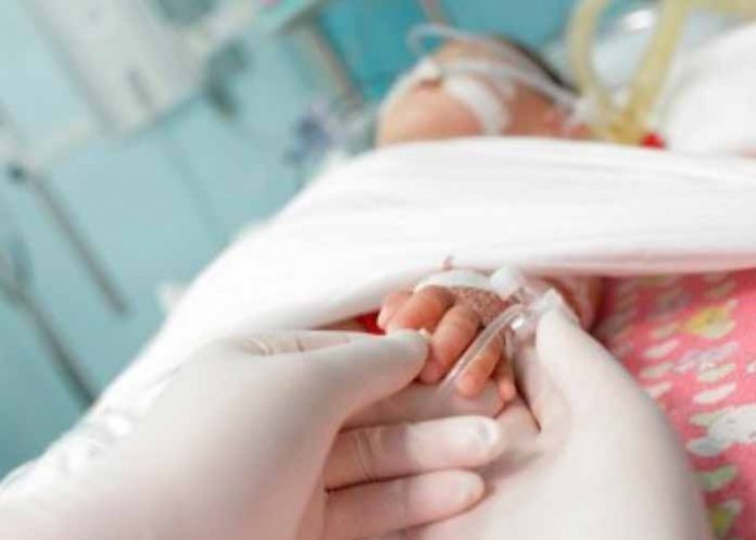 bebe en camilla de hospital