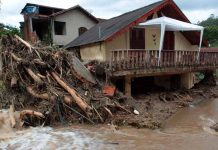 Familia muere aplastada tras desplomarse vivienda en Brasil casa inundada