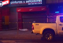 Encapuchado mata a quemarropa a nicaragüense en Costa Rica cadaver en el suelo