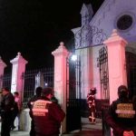 Sujetos queman puerta de iglesia en Arequipa, Perú