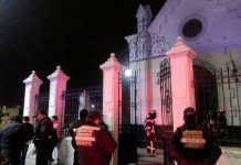 Sujetos queman puerta de iglesia en Arequipa, Perú