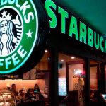 Starbucks otorga aumentos salariales a sus empleados en EE.UU.