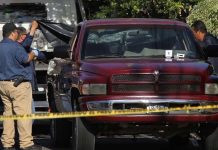 Hallan 8 cadáveres descuartizados dentro de camioneta en México camioneta roja