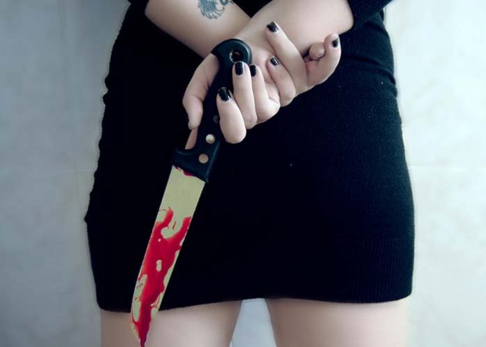mujer con cuchillo