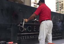 Trump pierde el poder de su lujoso hotel en Panamá hombre retirando nombre de trump