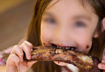 Argentina: Niña muere al atragantarse mientras tomaba su merienda nina comiendo