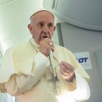 Pontífice Francisco casa a pareja en avión papal en Chile