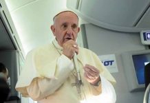 Pontífice Francisco casa a pareja en avión papal en Chile