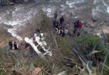 Cuatro muertos y ocho pasajeros graves tras caer en abismo un microbús en Perú