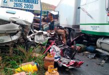 Fuerte colisión entre camión, rastra y vehículo deja cuatro muertos en Honduras