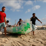 Pescador en Gaza sobrevive tras crear una embarcación con botellas de plástico (FOTOS) gaza