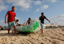Pescador en Gaza sobrevive tras crear una embarcación con botellas de plástico (FOTOS) gaza