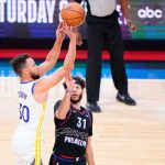 Stephen Curry haciendo historia con triples nba