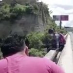 Reportero gráfico tira la cámara y salva a una jovencita del suicidio en Honduras (Video) honduras