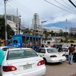 Taxistas en paro de labores exigen aumento a la tarifa en Honduras taxis
