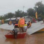 Rescatan a personas atrapadas en los techos de sus viviendas en Honduras bomberos