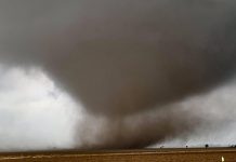 Tornado azota Texas y fuertes tormentas amenazan sureste de EEUU estados unidos