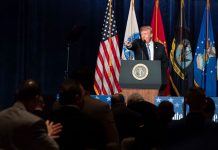 Trump estalla contra los inmigrantes: «Digámosle a la gente ‘¡Fuera!’ y que se vayan» donald trump