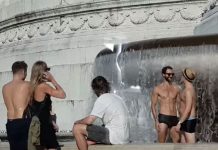 Par de turistas se desnudan en icónico monumento romano ropa interior