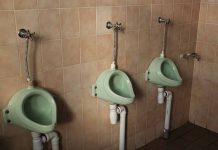 Empleados de empresa china comen en urinarios y el video es viral china