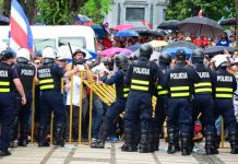 Huelguistas desatan violencia fuera de Asamblea Legislativa de Costa Rica protestas