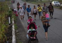 Con mucho cansancio la caravana de migrantes reanuda su camino a EEUU caravana de migrantes