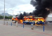 Supuestos universitarios queman buses durante protesta en Honduras honduras