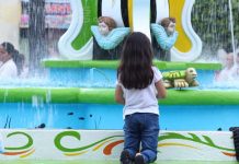 Cientos de hondureños esperan en Tecún Umán para dirigirse a México nina