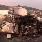 Choque entre furgoneta y camión de carga deja 12 muertos en México choque