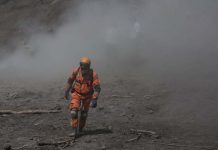 Suspenden rescates de víctimas del Volcán de Fuego por mal clima rescatista guatemalteco