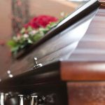 Niño muere al caer del piso número 10 de un edificio en Chile ataud