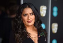 Salma Hayek sorprende a fans con sexy foto en bikini y al natural actriz