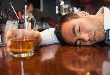 Costa Rica: Borracho entra con todo y carro dentro de bar borracho