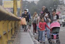 Migrantes hondureños continúan travesía pese a amenazas de Trump migrantes