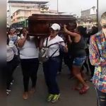Video Viral: Mujeres cargan féretro al ritmo de «Te boté» mujeres