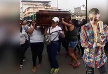 Video Viral: Mujeres cargan féretro al ritmo de «Te boté» mujeres