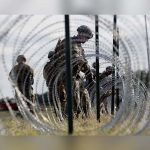 Militares de EEUU se preparan con alambres de púas previo a llegada de migrantes militares