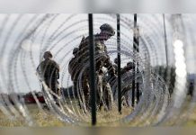 Militares de EEUU se preparan con alambres de púas previo a llegada de migrantes militares