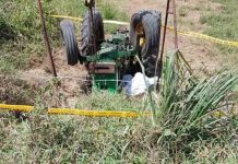 Menor muere aplastado por tractor en finca de Costa Rica tractor volcado