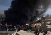 Perú: Voraz incendio consume depósito de llantas en Comas incendio en comas