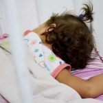 Niña de tres años grave tras ser violada en cañaveral de Perú nina enferma