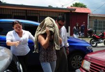 Detienen a tiquilla por grabar videos pornos con adolescente mujer costarricense