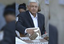 Candidato presidencial López Obrador ejerce su derecho al voto mexico