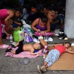 Migrantes esperan cruzar con éxito la frontera de México migrantes