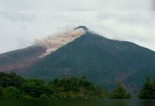 Ordenan evacuación por flujo piroclástico que desciende del volcán de Fuego volcan de fuego
