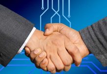 ¿Por qué al estrechar la mano de otra persona sientes descarga eléctrica? manos