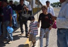 Pareja hondureña se suma a caravana en búsqueda de cura para su hijo con cáncer pareja